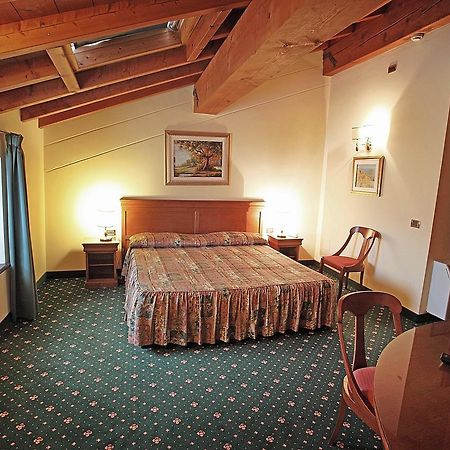 Hotel Faccioli Валеджо сул Минчио Екстериор снимка